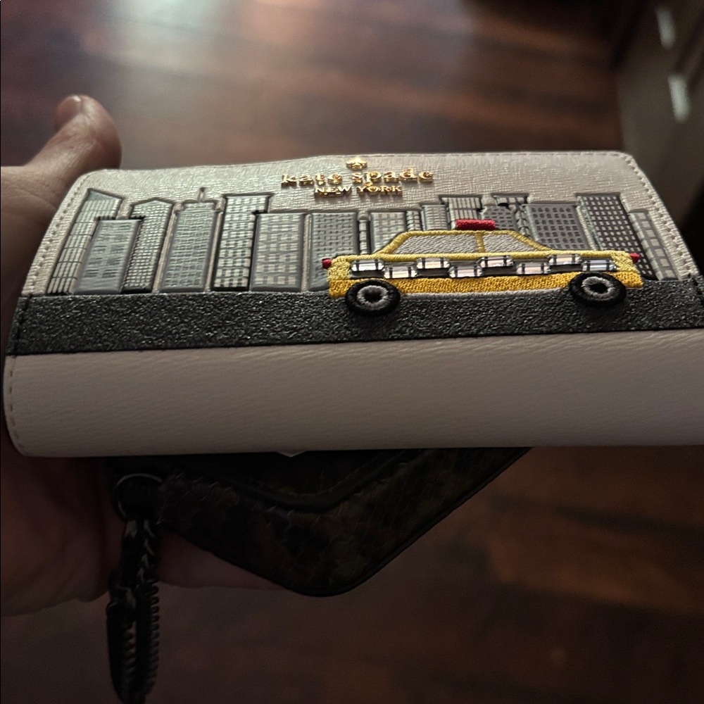 Kate Spade 🆕 New York NYC Big Apple Medium Wallet Novelty collectible. - Picture 4 of 5